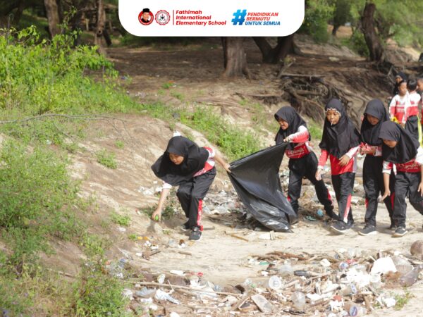 Cinta Lingkungan, Siswa Kelas 1 FIES Gelar Aksi Nyata Bersih-Bersih Pantai Slopeng